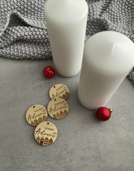 Adventskranzanhänger aus Holz | Häuschen