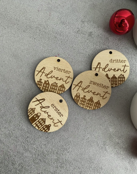 Adventskranzanhänger aus Holz | Häuschen