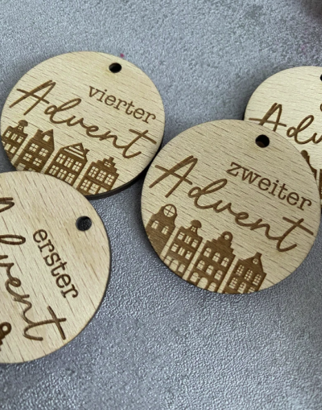 Adventskranzanhänger aus Holz | Häuschen