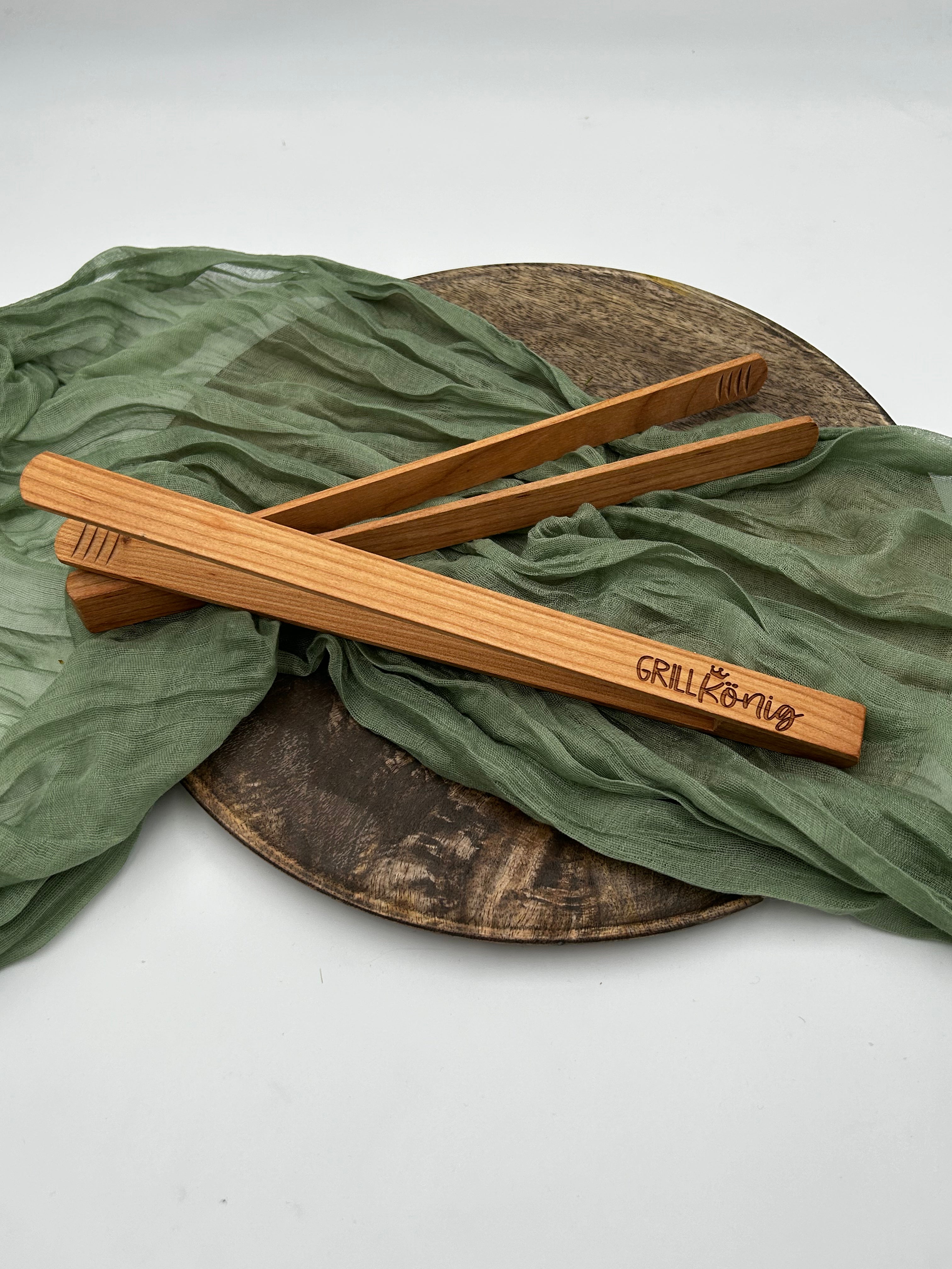 Grill King | Grill tongs made of cherry wood with custom engraving
