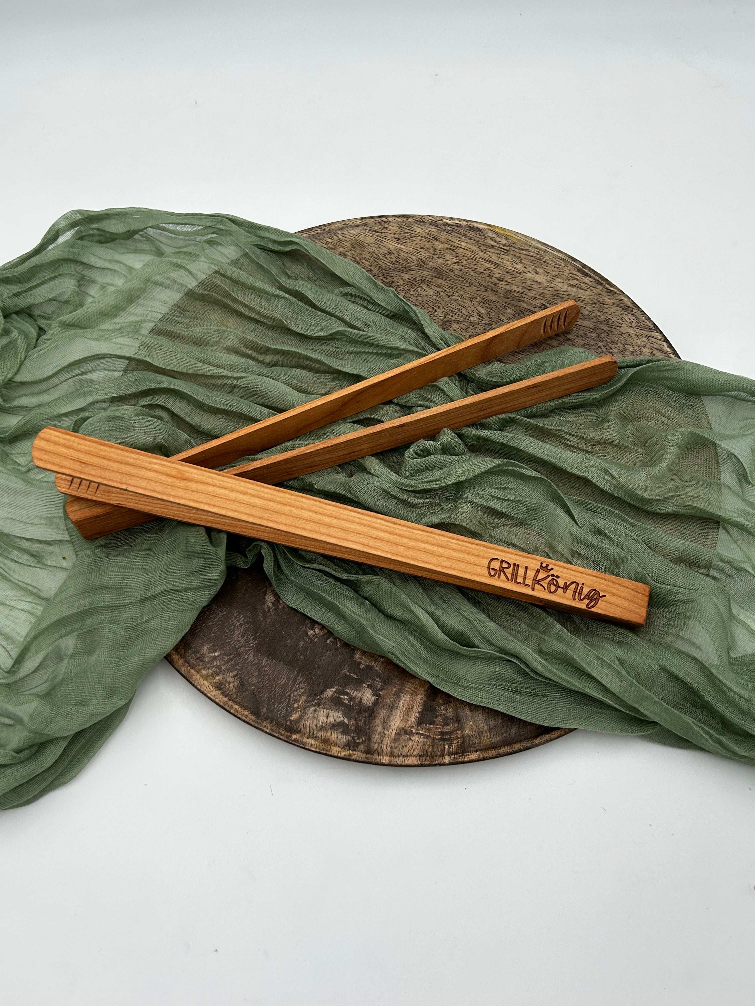 Grill King | Grill tongs made of cherry wood with custom engraving