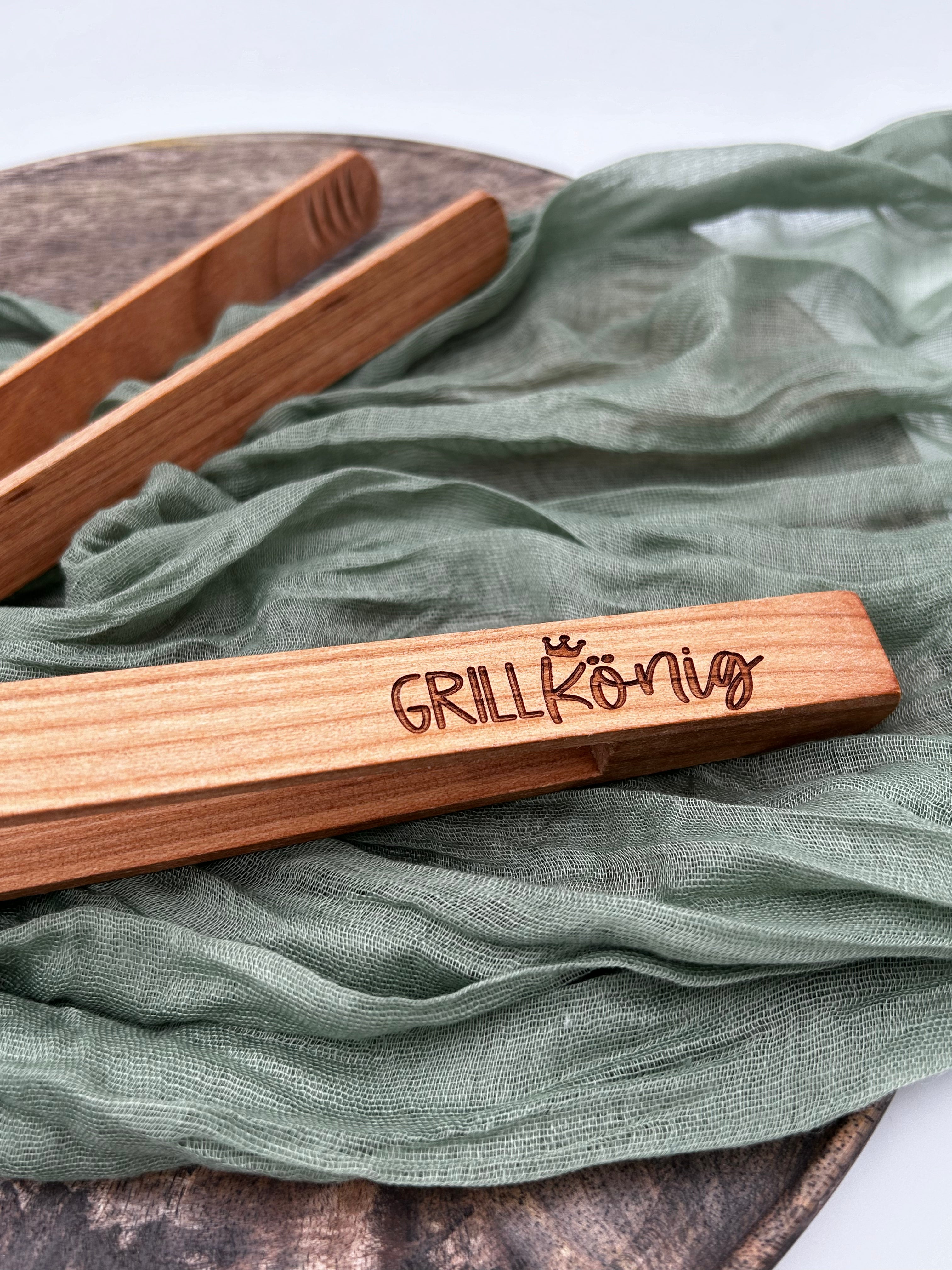 Grill King | Grill tongs made of cherry wood with custom engraving