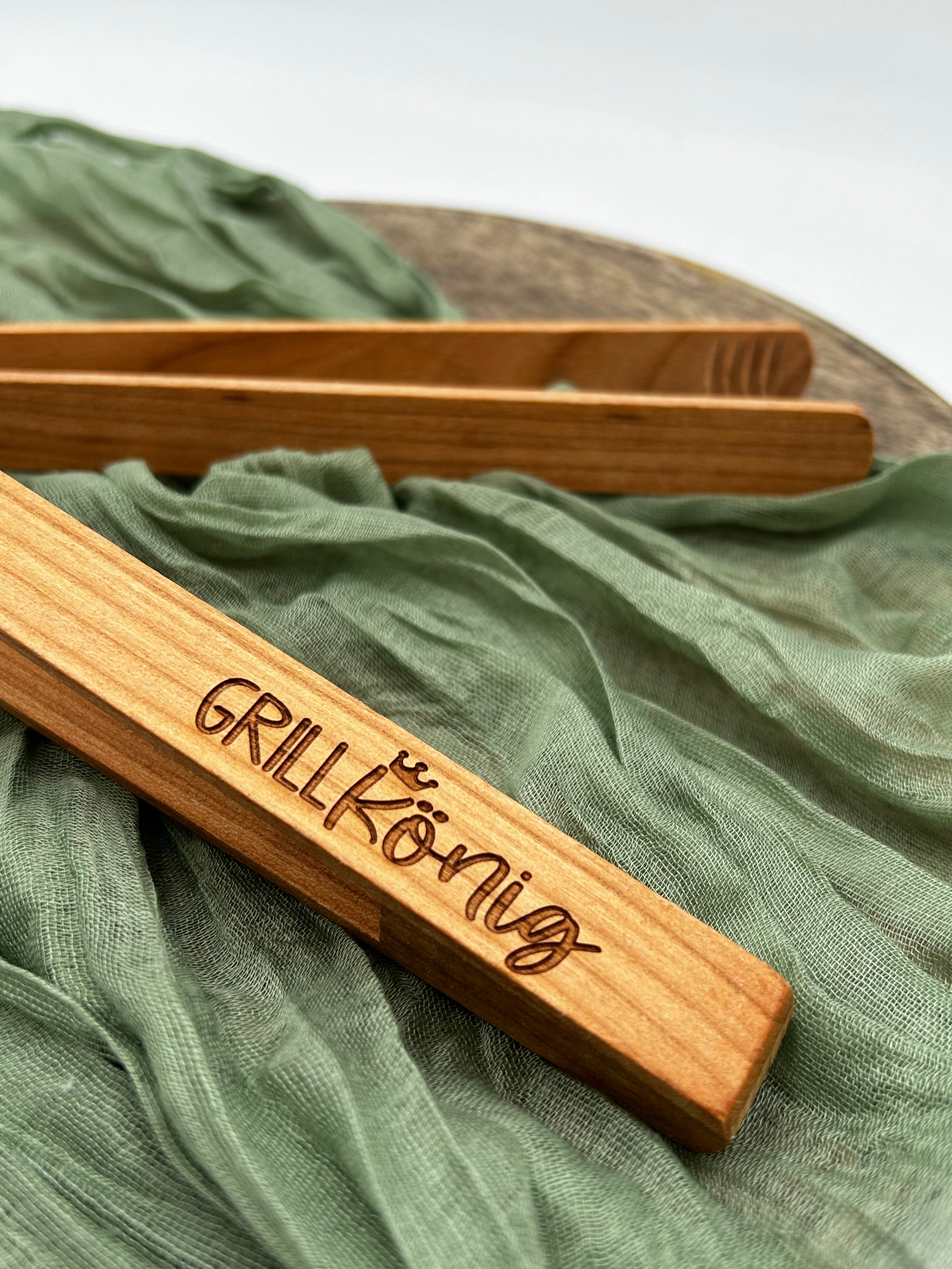 Grill King | Grill tongs made of cherry wood with custom engraving