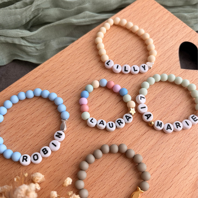 Personalisiertes Perlenarmband aus Acrylperlen - Detailansicht 1