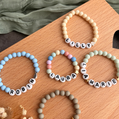 Personalisiertes Perlenarmband aus Acrylperlen - Detailansicht 2
