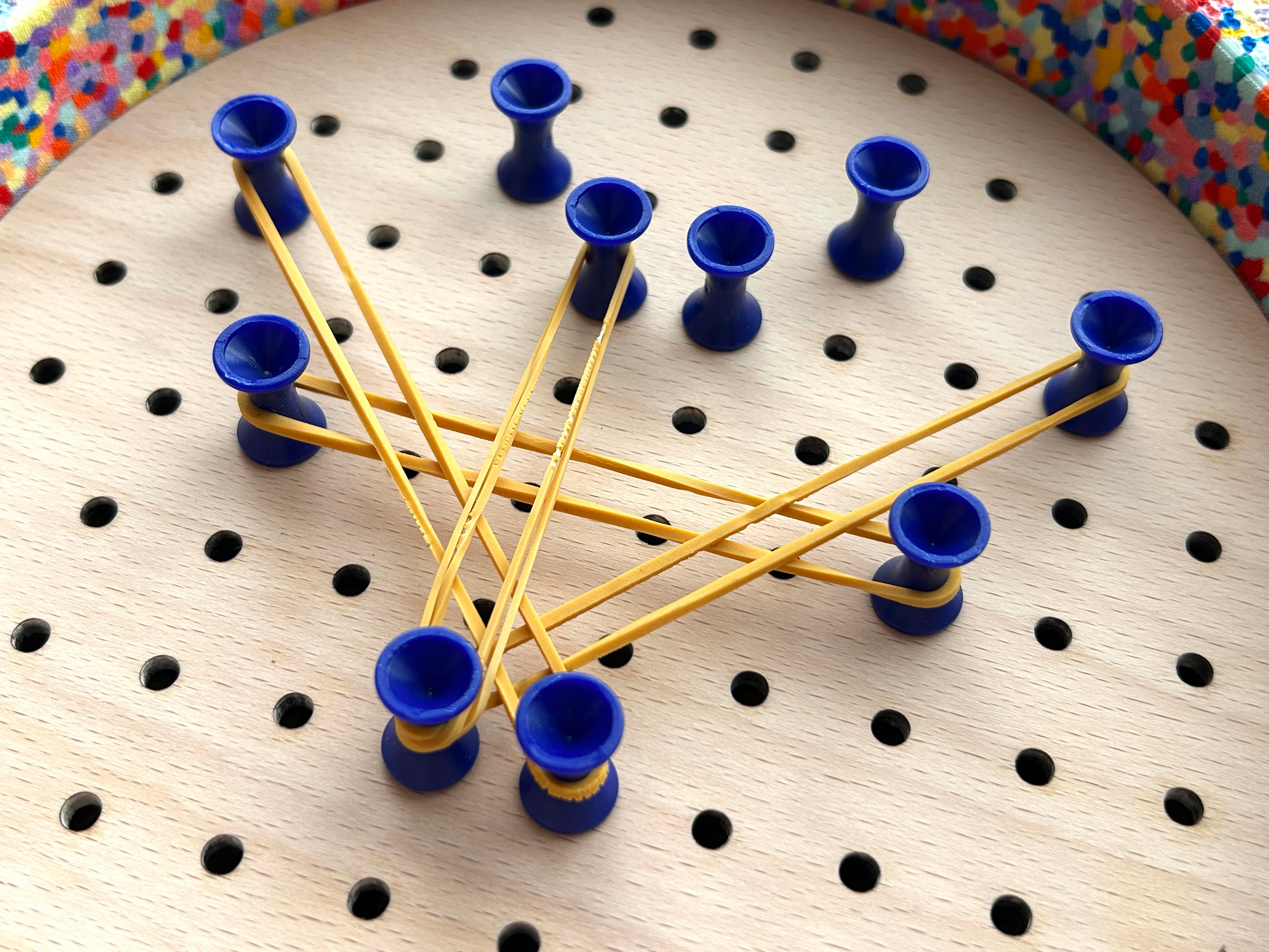 Lochplatte | Aktivitätsplatte kompatibel mit Stapelstein® – Montessori inspiriertes Spielzeug aus Holz – Motorikspiel & Rollenspiel Zubehör – Kinder Lernspielzeug