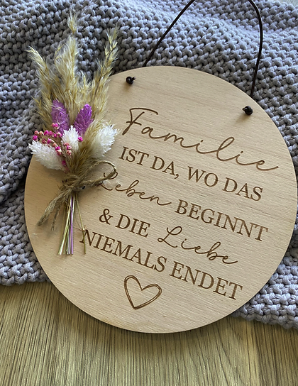 Schild ''Familie ist da, wo das Leben beginnt''