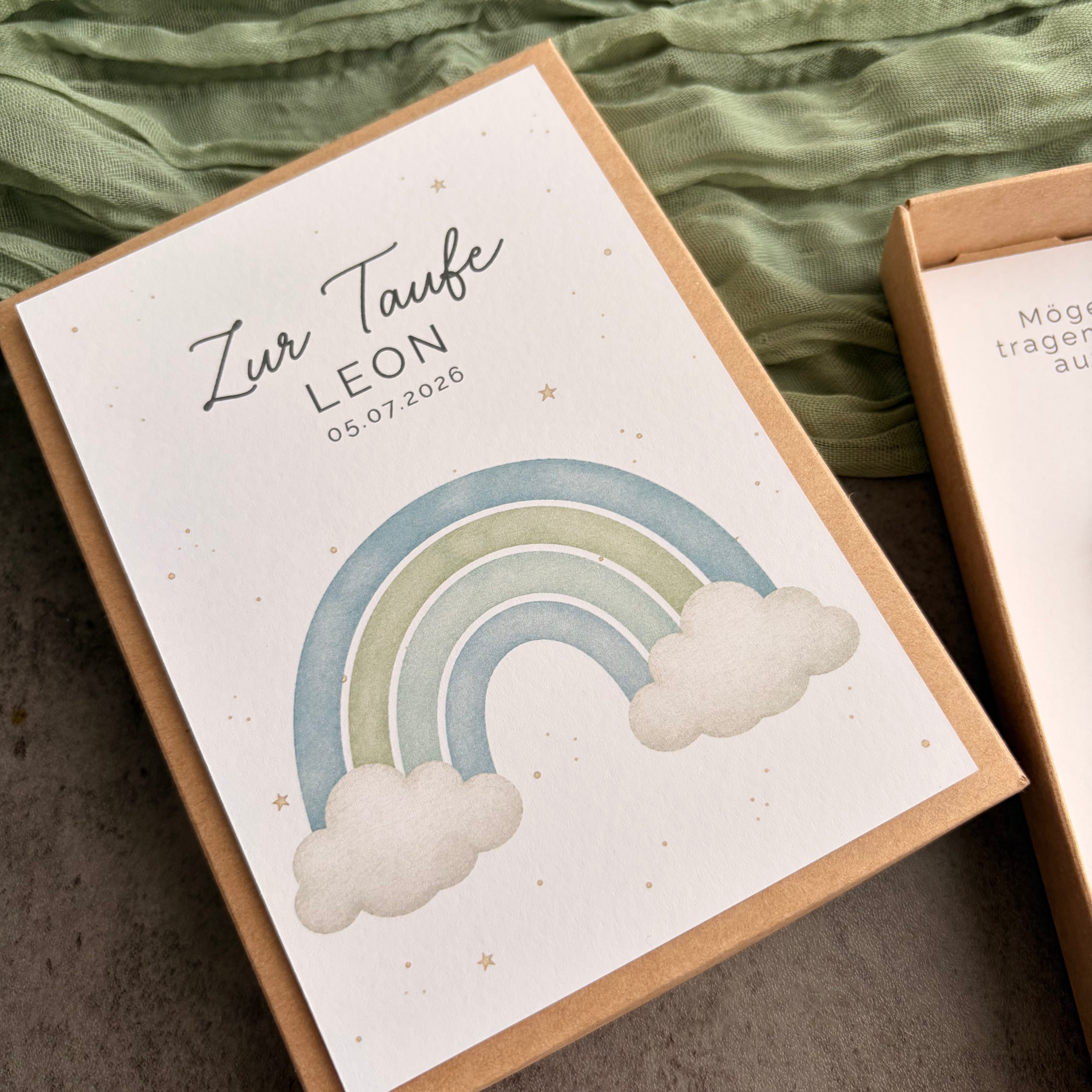 Geschenkbox zur Taufe mit Perlenarmband - Regenbogen Blau - Detailansicht 2