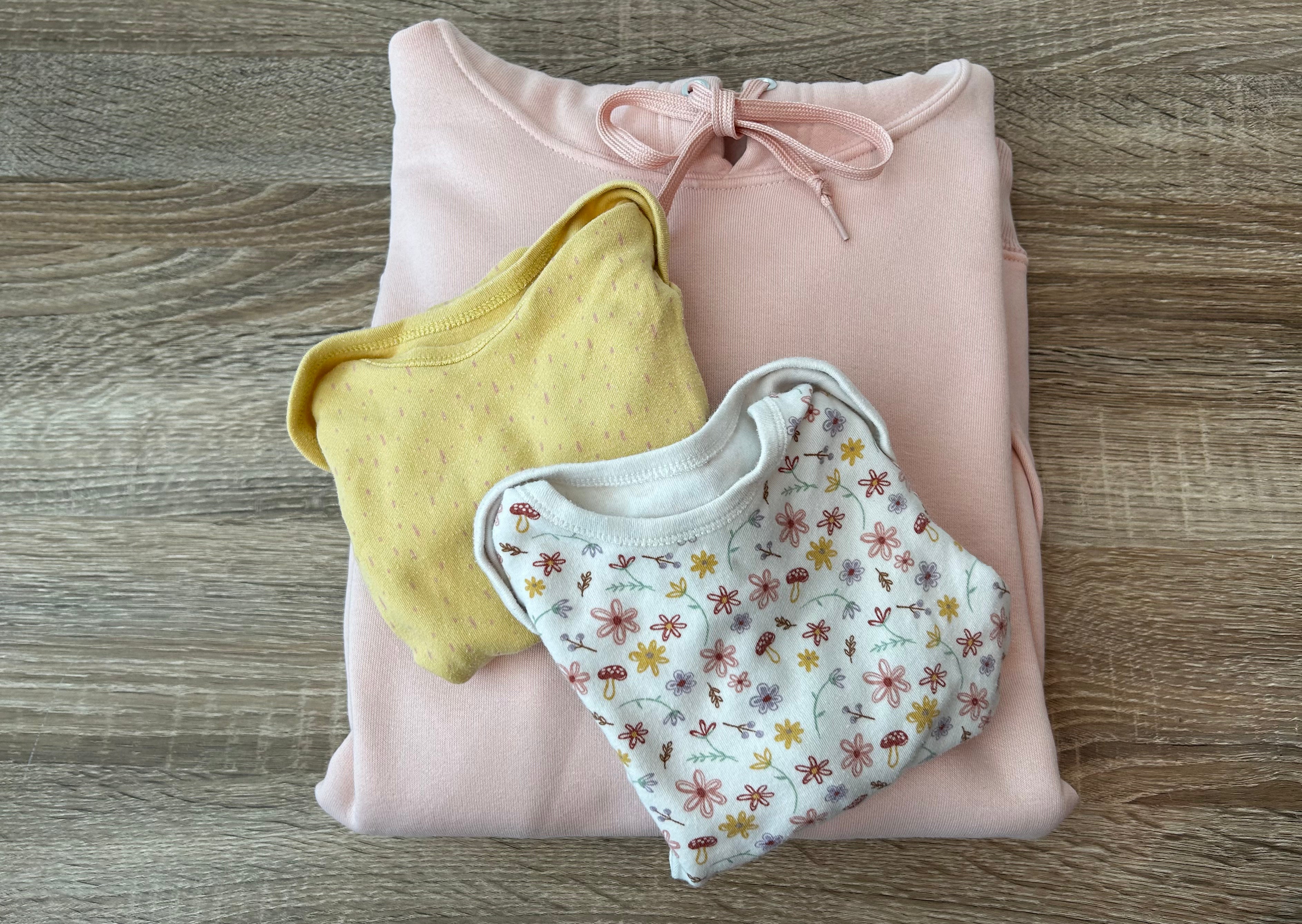 Personalisierte Mama- und Papa-Pullover bestickt mit Babykleidung