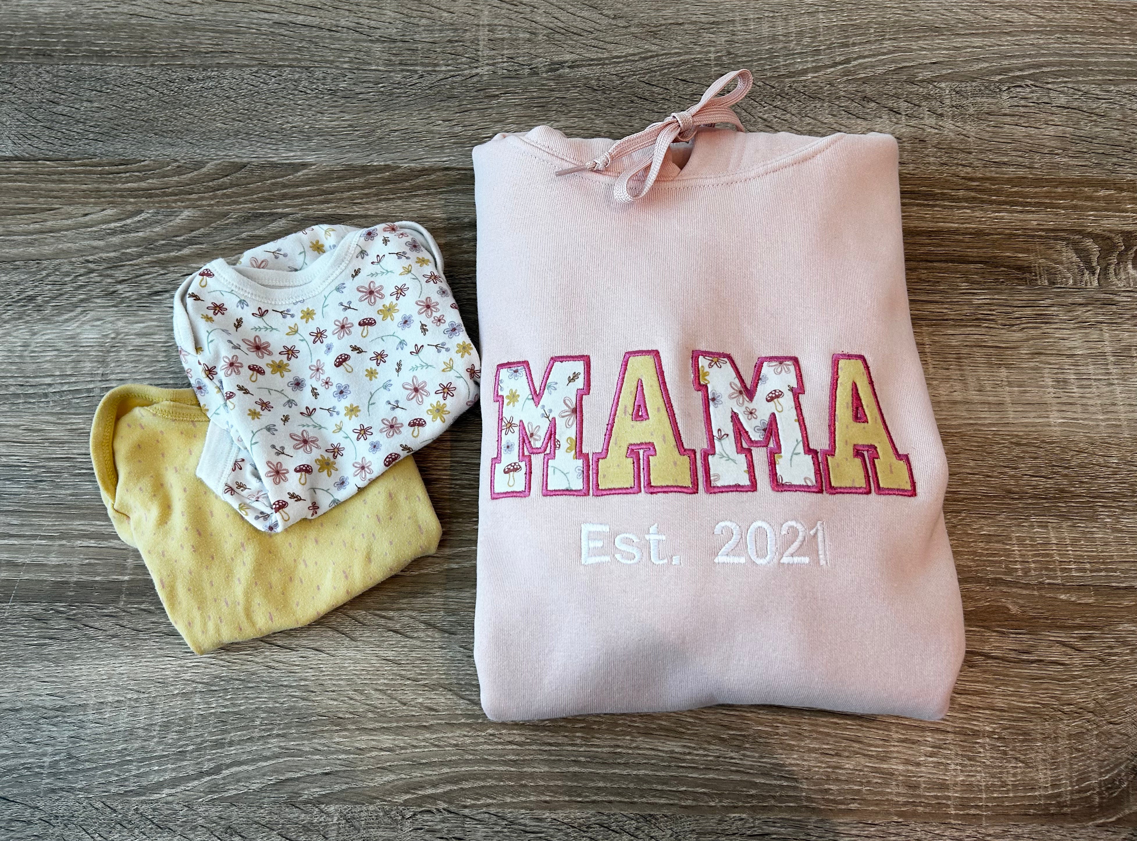 Personalisierte Mama- und Papa-Pullover bestickt mit Babykleidung