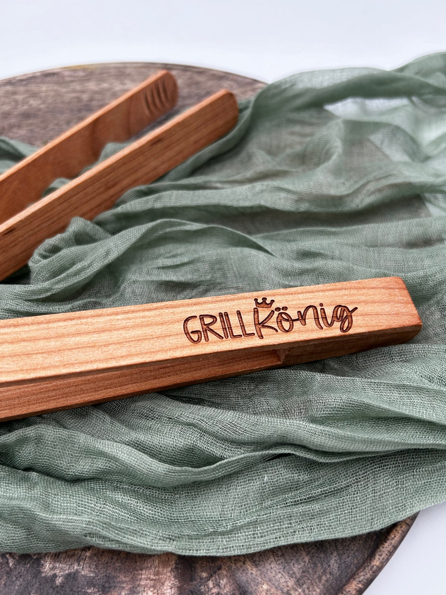 Grillkönig | Grillzange aus Kirschholz mit Wunschgravur