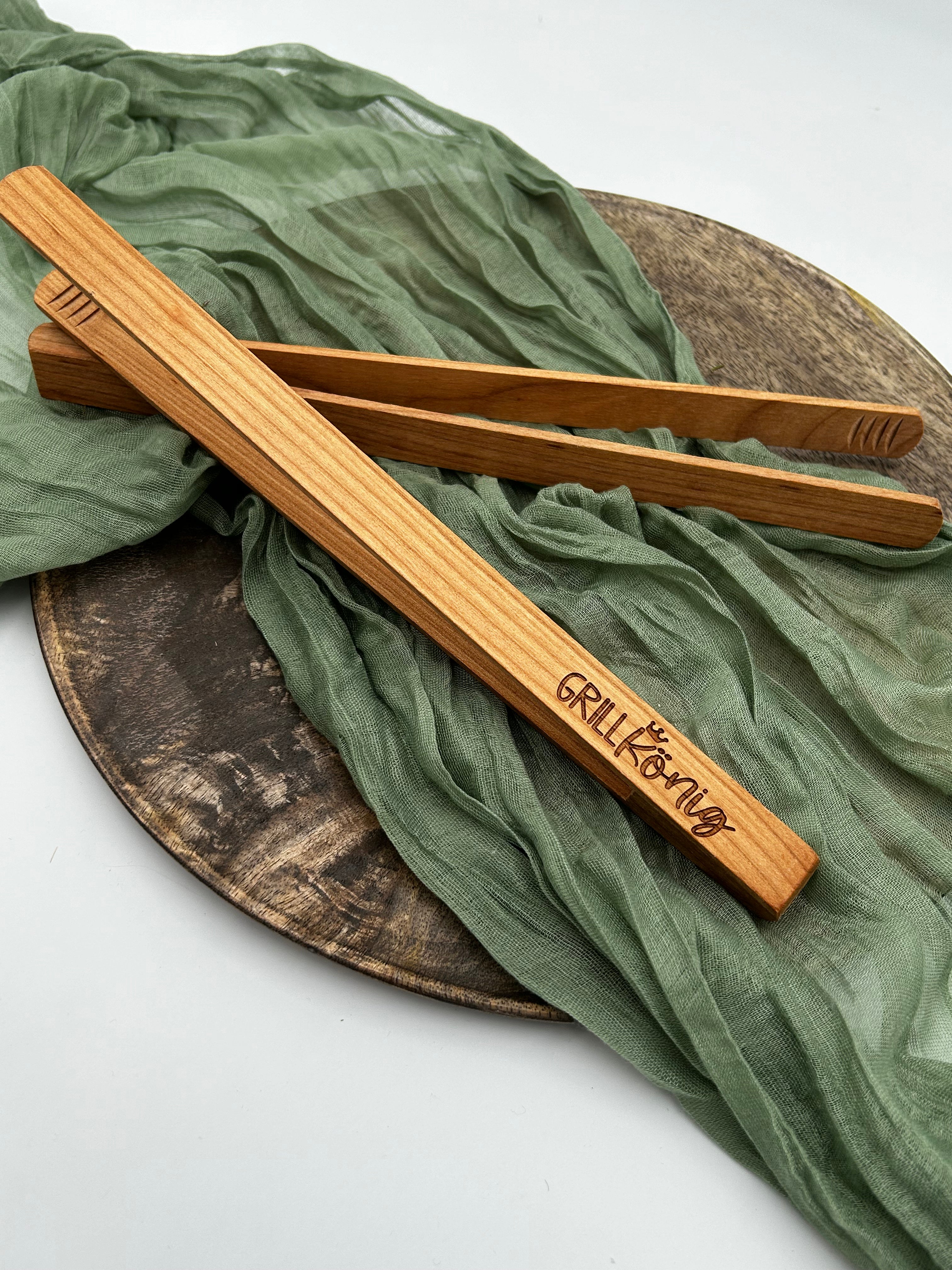 Grill King | Grill tongs made of cherry wood with custom engraving 