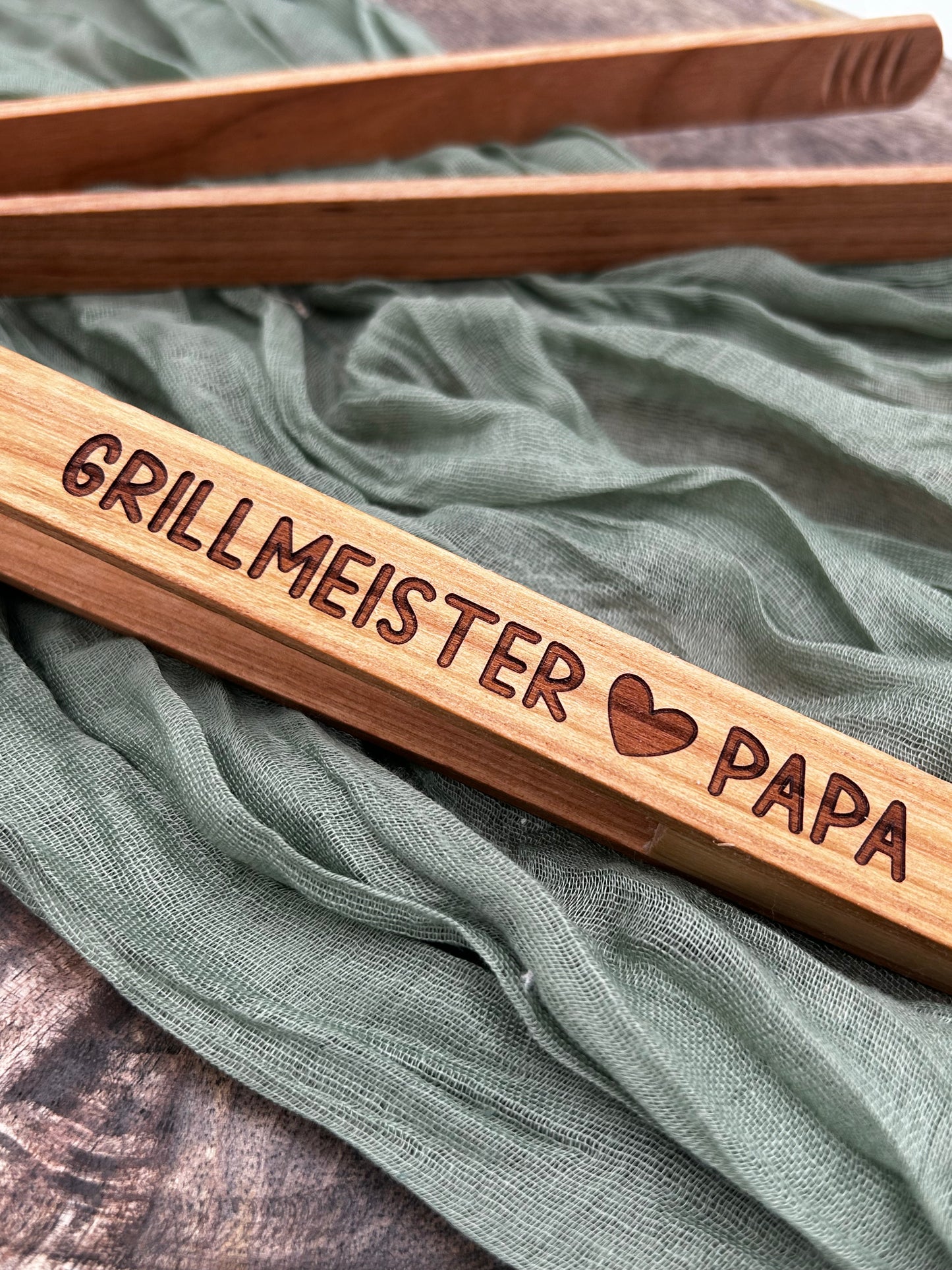 Grillmeister Papa/Opa | Grillzange aus Kirschholz mit Wunschgravur