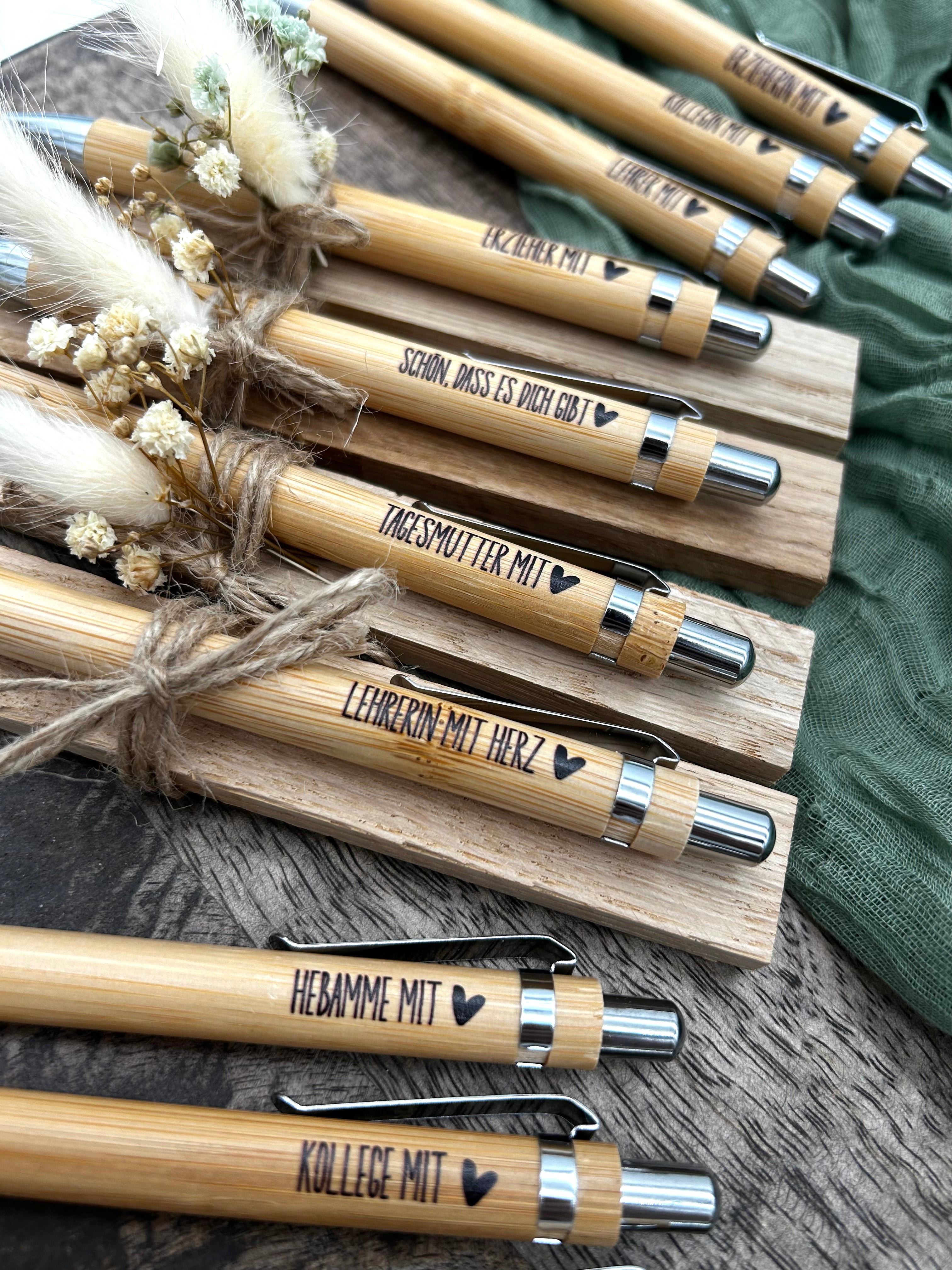 Personalisierter Bambus Kugelschreiber – Geschenk Lehrer Erzieher Abschied Danke – mit Direktdruck & Geschenkset-Option SET2