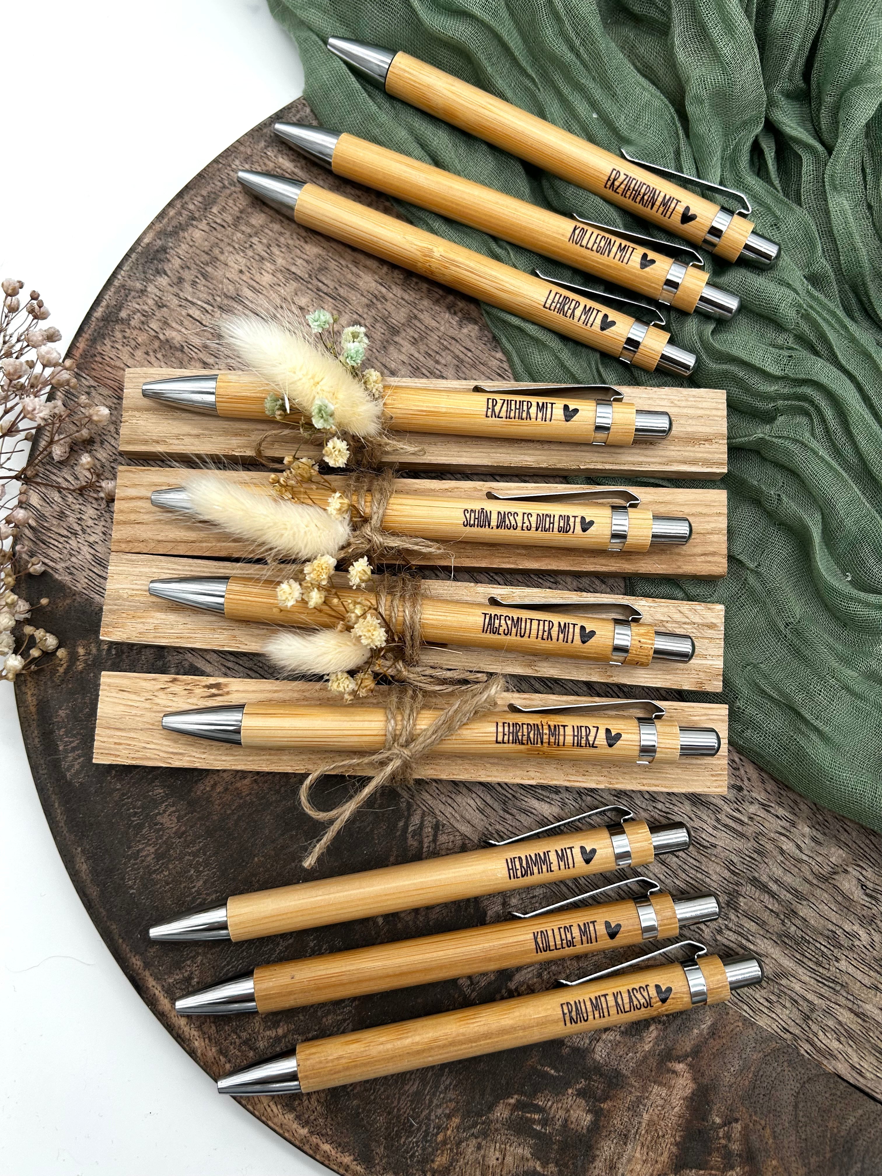 Personalisierter Bambus Kugelschreiber – Geschenk Lehrer Erzieher Abschied Danke – mit Direktdruck & Geschenkset-Option SET2
