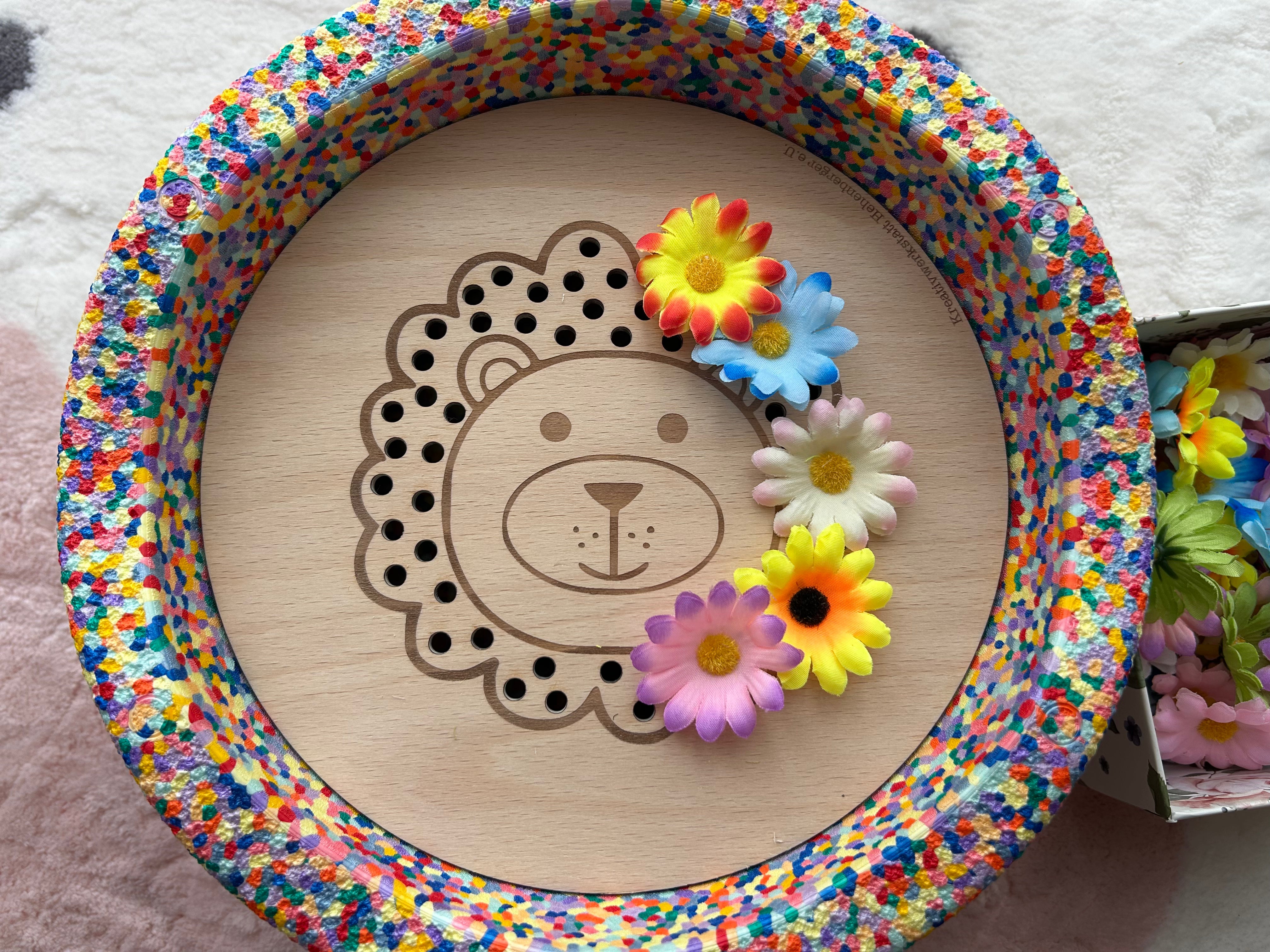 Löwe Blumen Steckspiel | Aktivitätsplatte kompatibel mit Stapelstein® – Montessori inspiriertes Spielzeug aus Holz – Motorikspiel & Rollenspiel Zubehör – Kinder Lernspielzeug