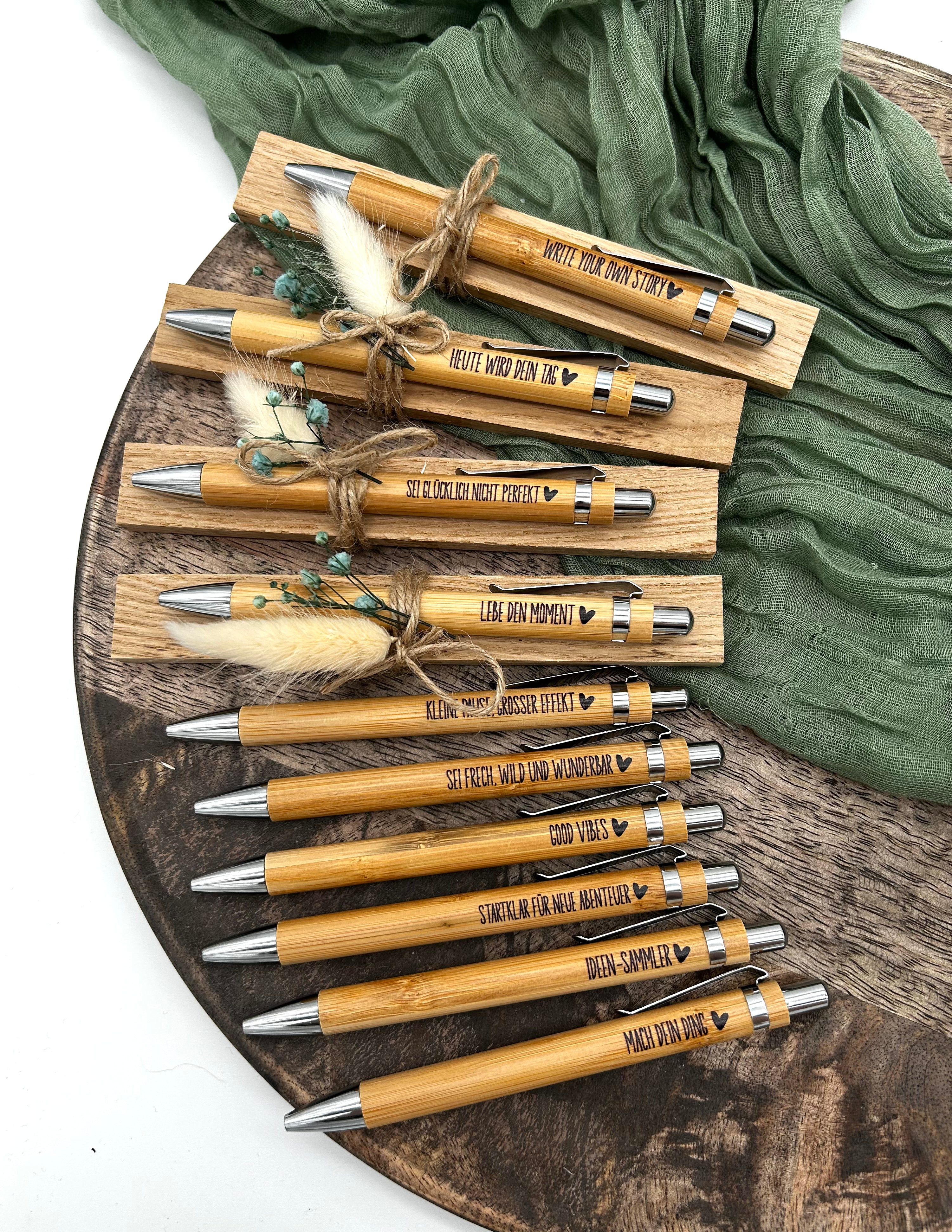 Personalisierter Bambus Kugelschreiber – Geschenk Lehrer Erzieher Abschied Danke – mit Direktdruck & Geschenkset-Option SET3