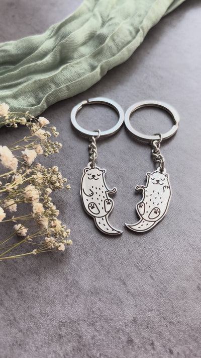 Otter Schlüsselanhänger Paar personalisiert - Partner Geschenk mit Gravur - Beste Freundin Geschenk - Jahrestag - Edelstahl